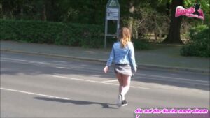 Outdoor Amateur MMF Dreier mit einer jungen Frau