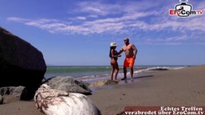 Schwarzhaarige Latina am Strand gefickt