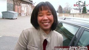 Asiatische Milf mit kleinen Titten beim Solosex