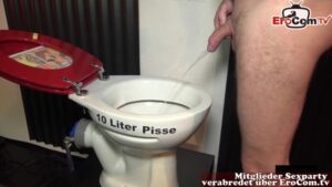 10 Liter Pisse aus einer Toilettenschüssel trinken