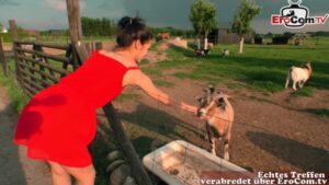 Sex auf dem Bauernhof mit einer schlanken Teen