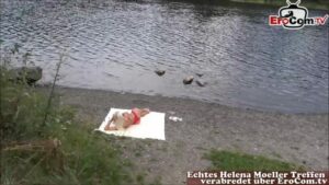 Teen im Bikini fickt outdoor am See