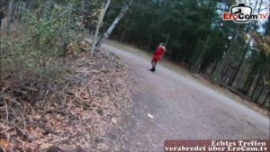 Sextreffen im Wald mit einer Brillenträgerin