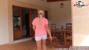 Blonde Touristin ist im Urlaub und bläst einen Schwanz