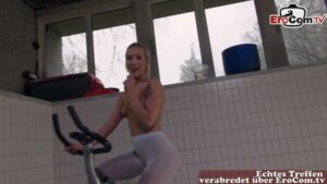 Süße schlanke Blondine fickt auf einem Fitnessrad