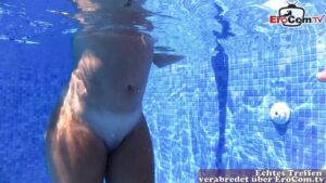 Schlanke Frau hat Sex am Pool und unter Wasser