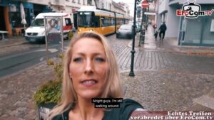 Milf schleppt eine blonde Teen zum Lesbensex ab