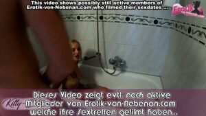 Dünne tätowierte Blondine beim privaten Fick