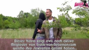 Sex in der Natur mit einer dünnen Teenagerin